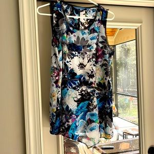 Simply Vera EUC dressy tank top, with handkerchief hem. Smoke free home